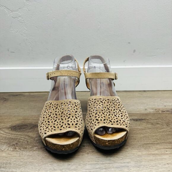 Spring Step Tan Suede Perforated Wedge Sandal Women’s Size 9.5 - Picture 3 of 11